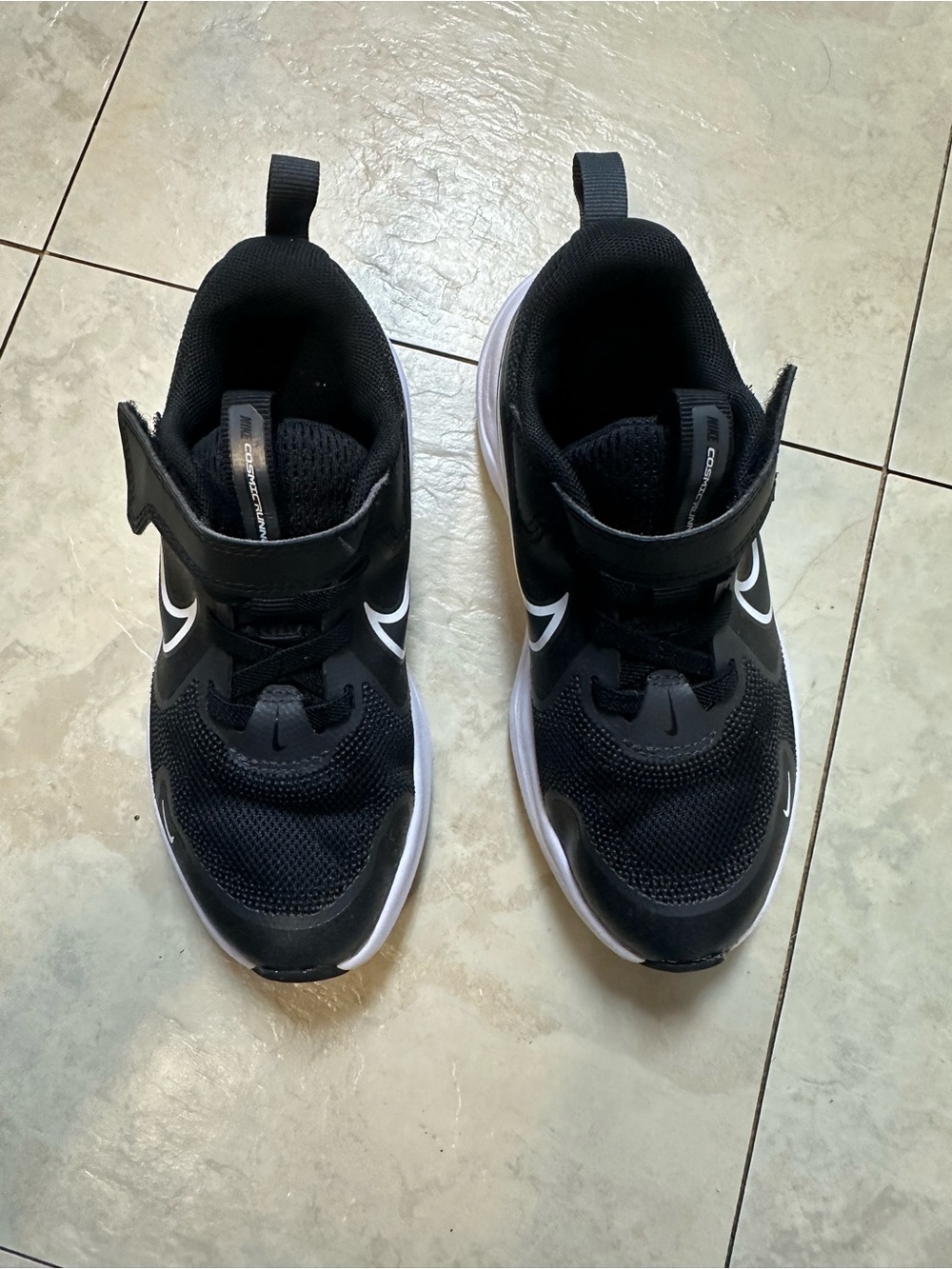 Nike Kids Black and White Cosmic Runner Hook-and-Loop Athletic Sneakers Size 12C